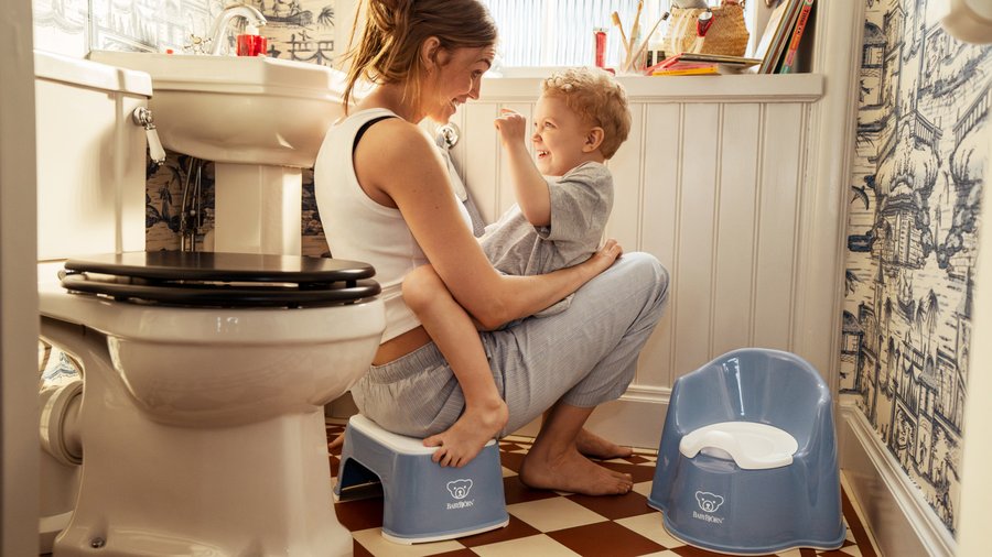 Mama si copil in baie cu olita si scarita BabyBjorn