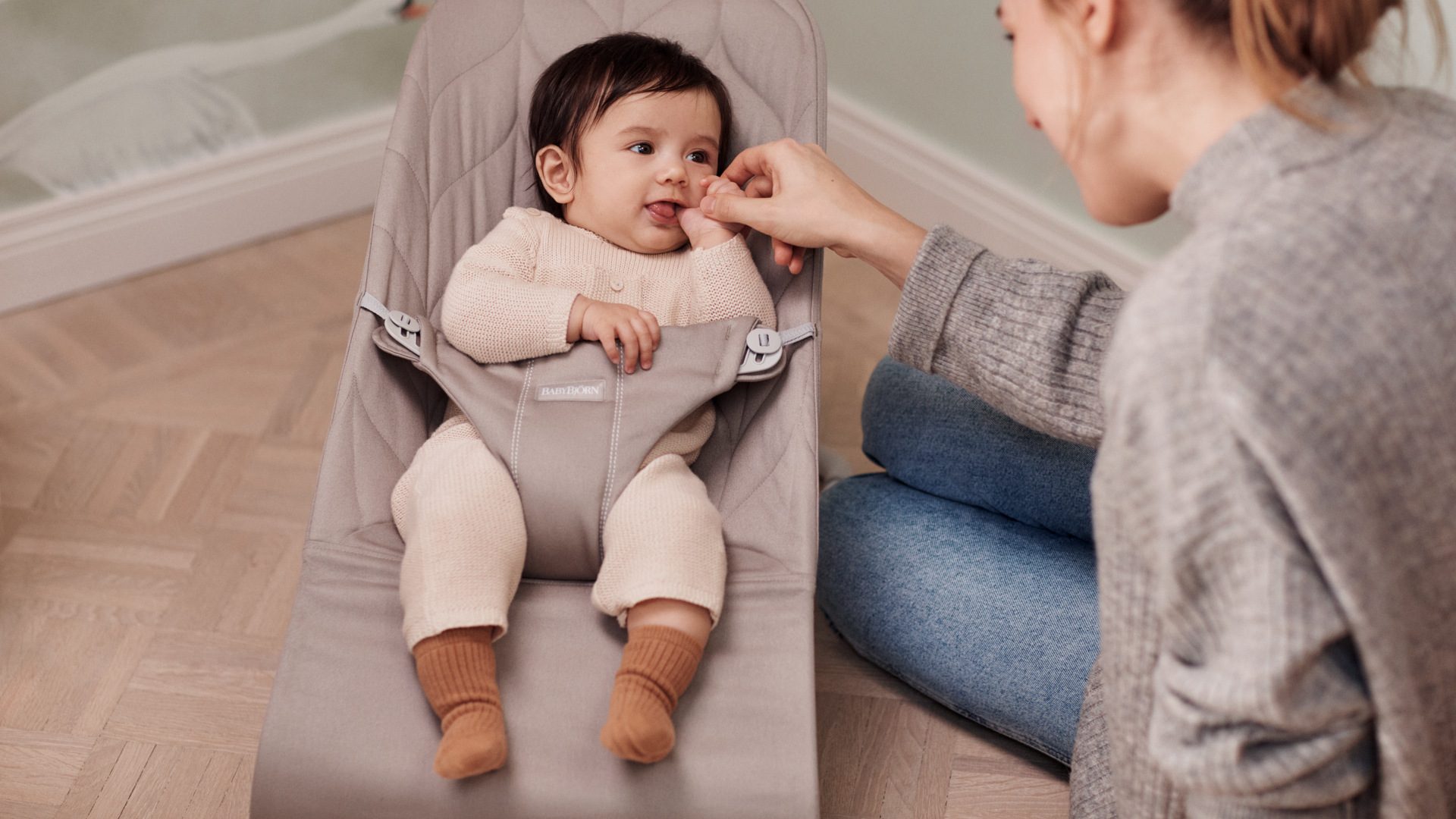 Bouncer Bliss in Sand grey Woven petal quilt - BabyBjörn