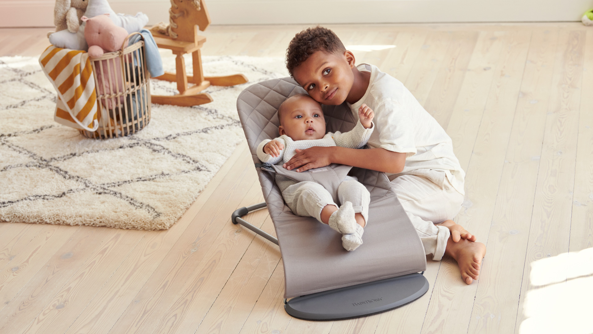 Bouncer Bliss in sand grey cotton quilt - BabyBjörn