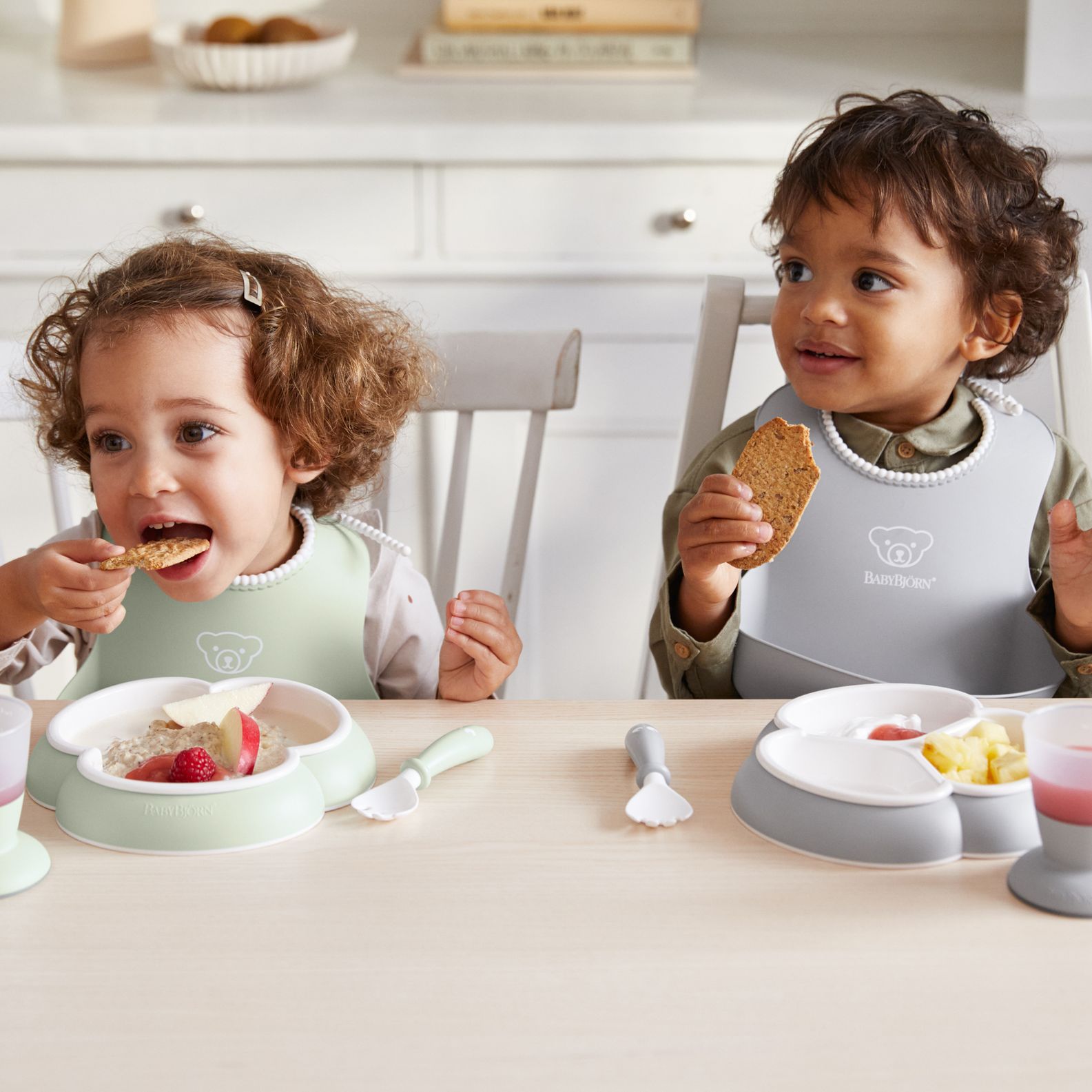 Your baby and food, Baby bibs, plates and forks - BabyBjörn