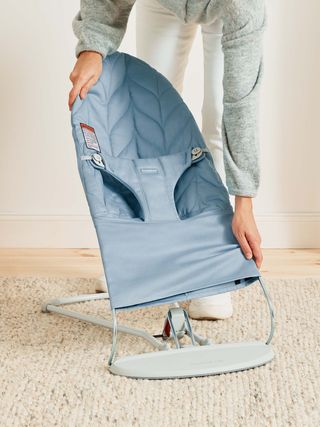 Bouncer Bliss Blue - Cotton, Petal quilt - Light gray frame BabyBjörn