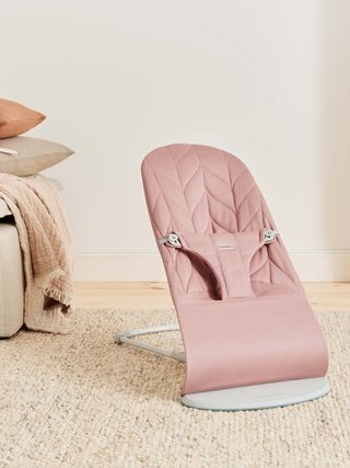 Bouncer Bliss Dusty pink - Cotton, Petal quilt - Light gray frame BabyBjörn