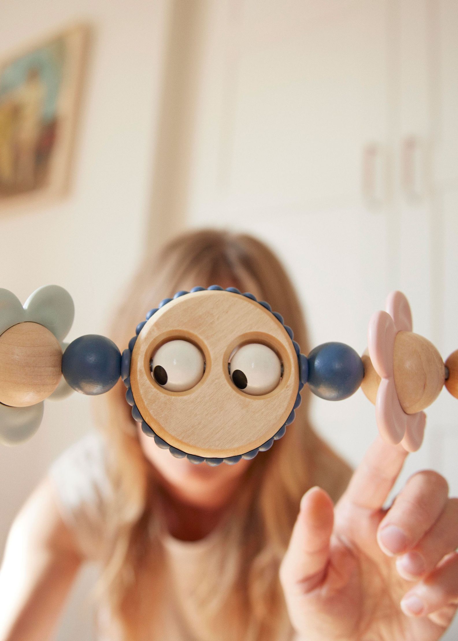 Toy bar Googly Eyes pastels from a baby's pov - BabyBjörn