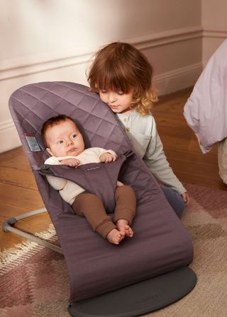 https://a.storyblok.com/f/187315/2000x2800/53b922dce0/us-006034-bouncer-bliss-dark-purple-cotton-classic-quilt-7-5-babybjorn-bouncer-guide.jpg/m/320x448/smart/