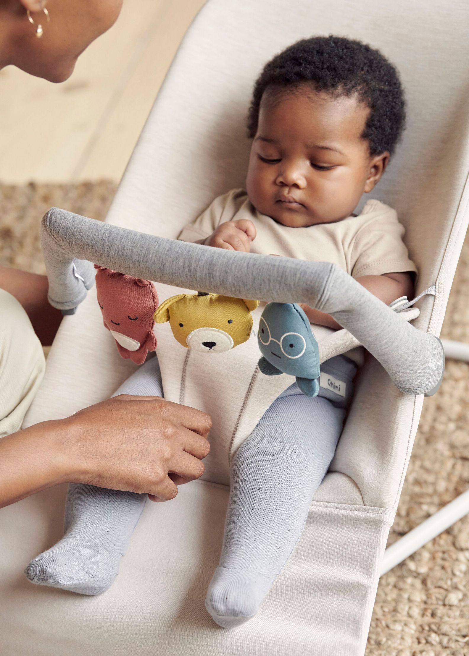 Bouncer Bliss in Light beige 3d jersey with toy Soft friends - BabyBjörn