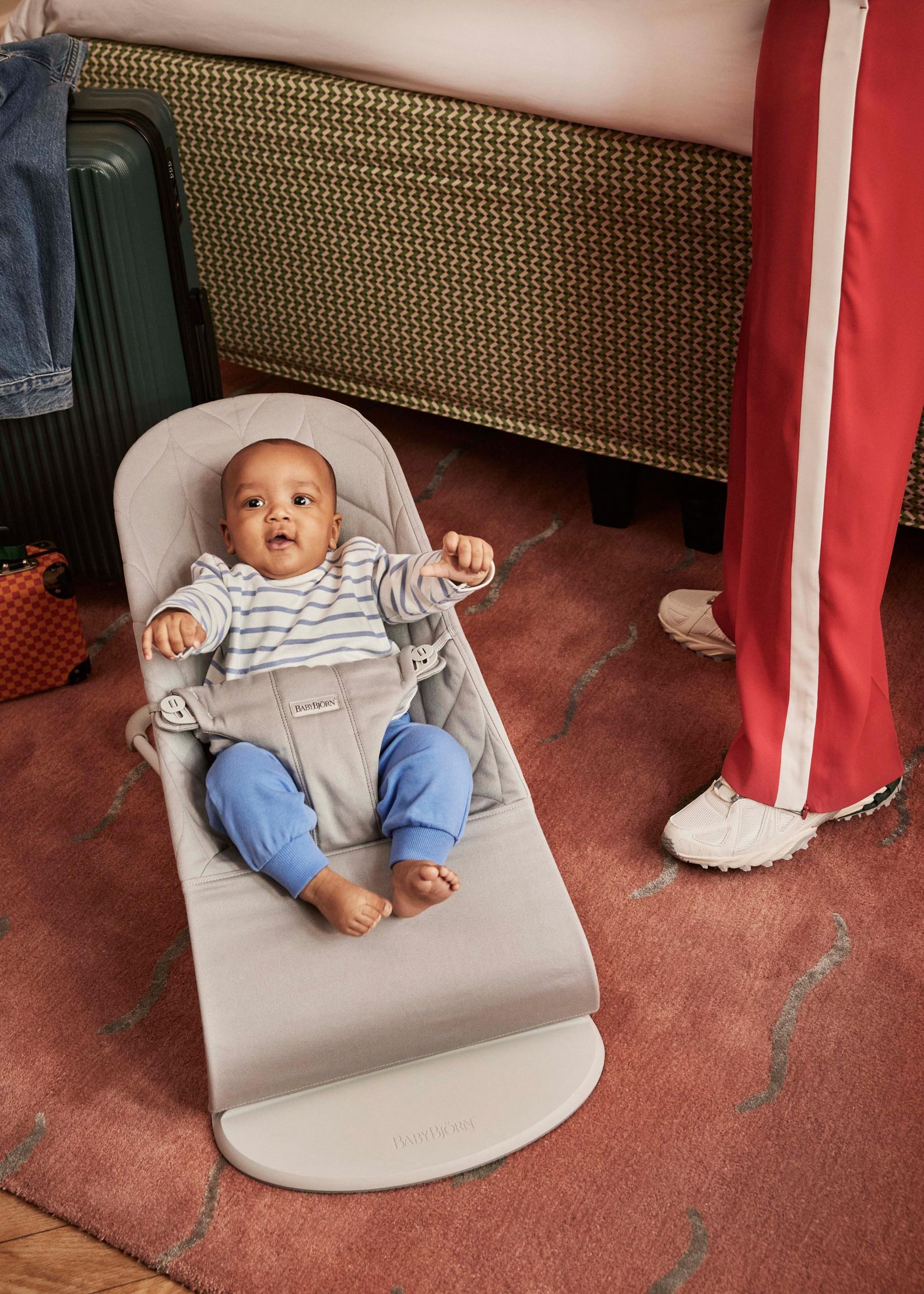 Bouncer Bliss in sand grey petal quilt, traveling with a baby - BabyBjörn