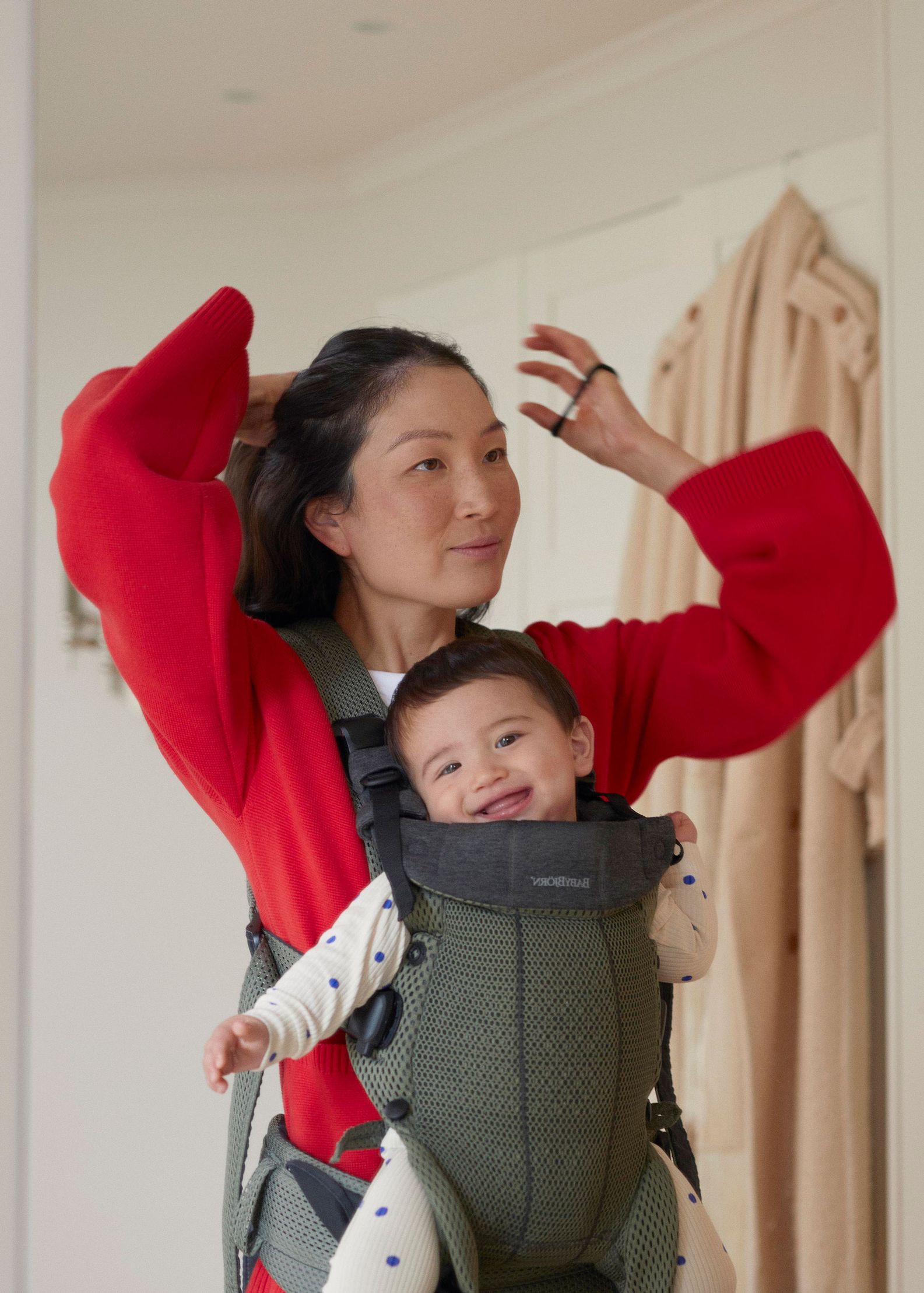 Baby Carrier Harmony in dark green mesh from a baby's pov - BabyBjörn