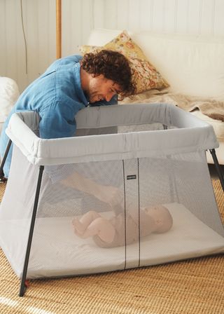 Travel Crib Light in silver mesh - BabyBjörn