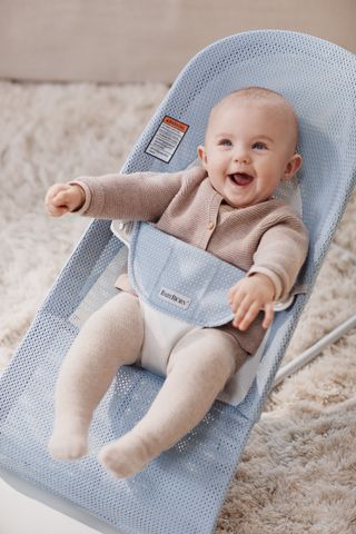 Bouncer Bundle with Toy Sky blue/White - Mesh BabyBjörn