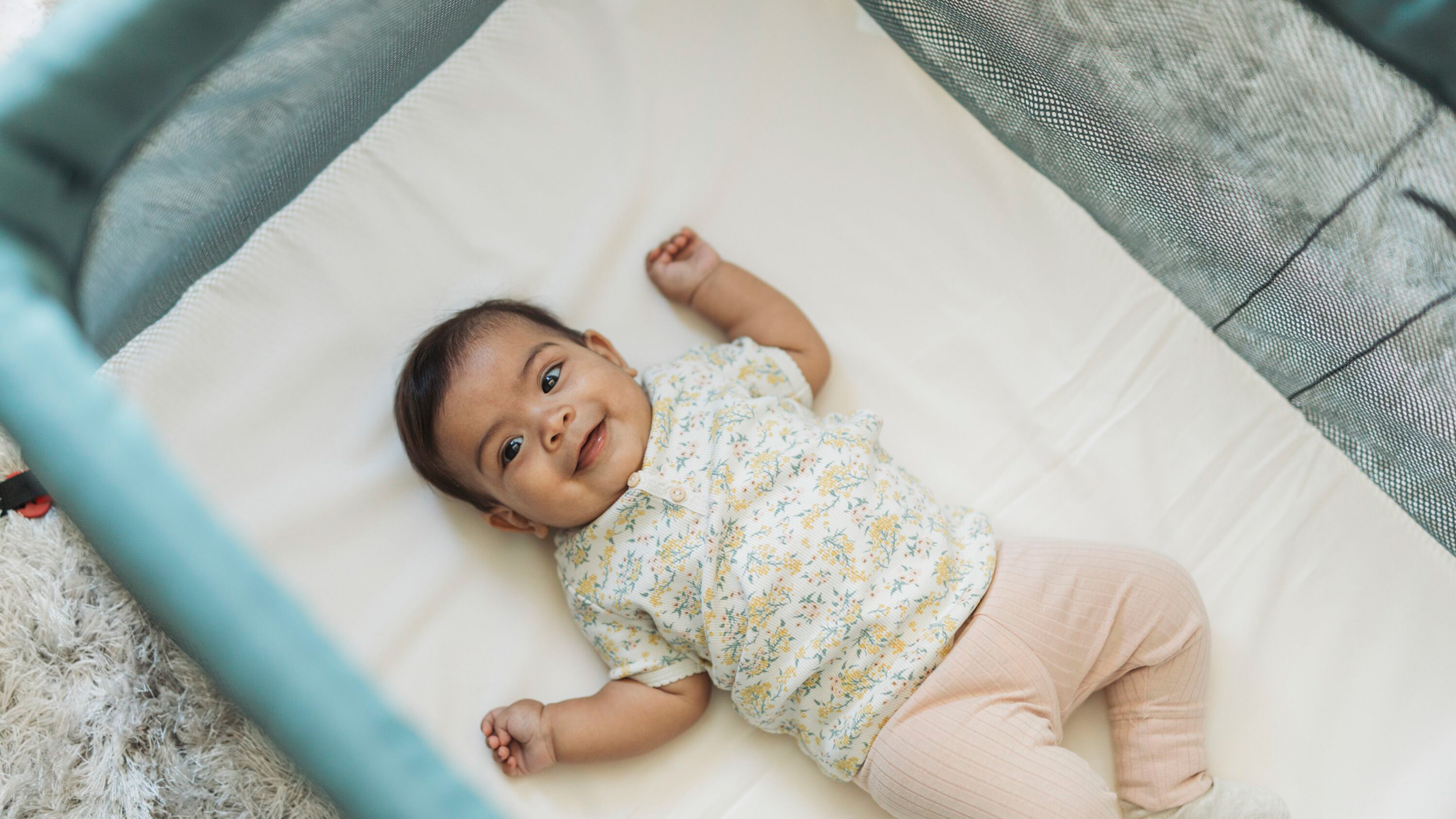 Travel Crib Light in dark green airy mesh - BabyBjörn