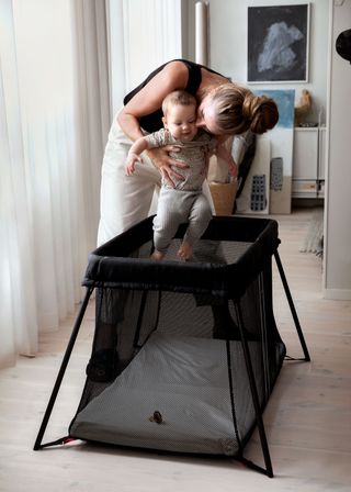 Travel Crib Light Black BabyBjörn