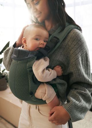 https://a.storyblok.com/f/187315/2326x3256/a94b413279/ergonomics-baby-carrier-harmony-dark-green-3d-mesh-babybjorn-startpage.jpg/m/320x448/smart/