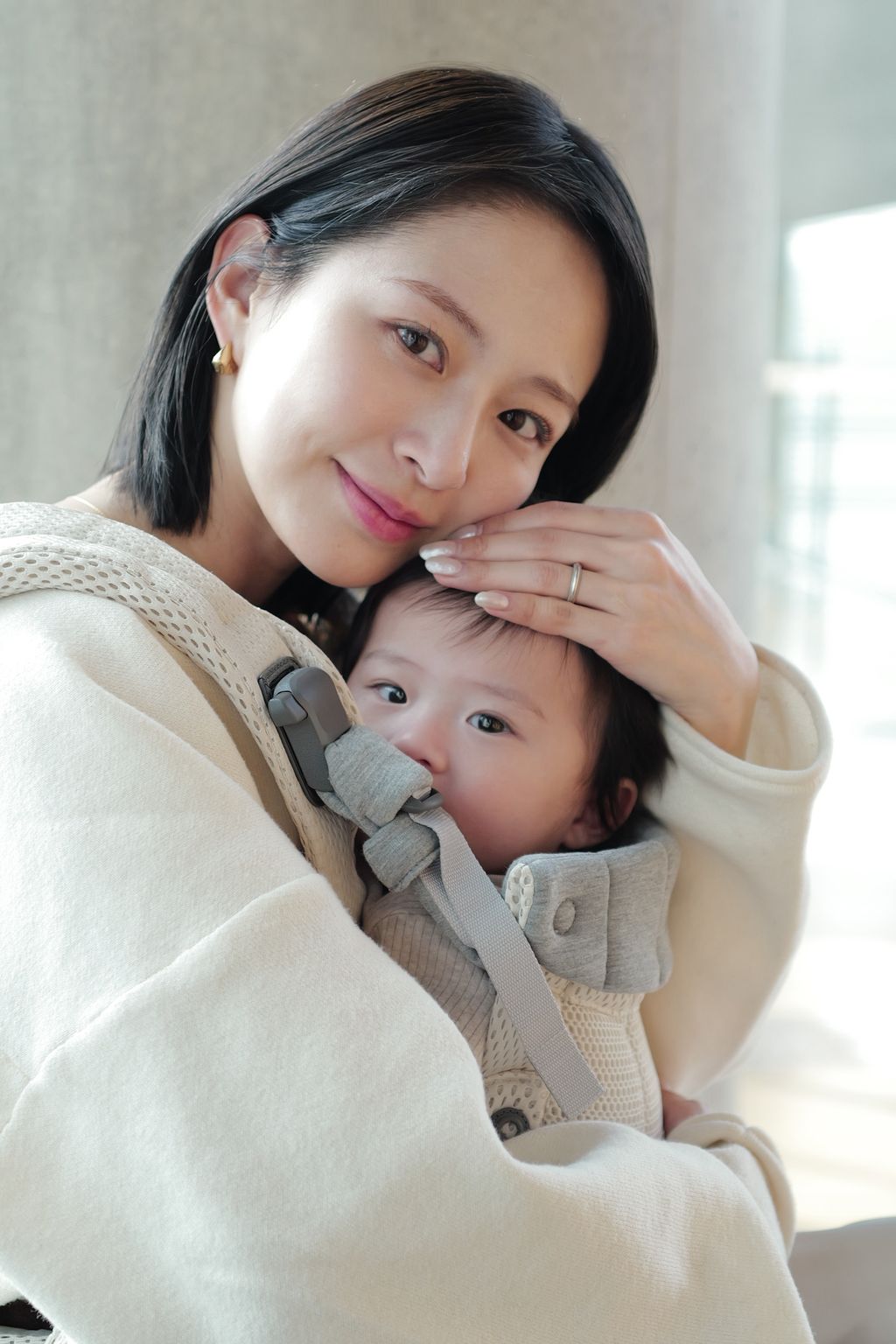 赤ちゃんとの一体感を感じられる、この距離がいちばん好き。「ベビーキャリアHarmony（ハーモニー）」だと、ずっとこのままでいたくなります。