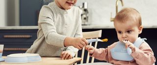 Apprendre à bébé à manger seul : ce qu'il faut savoir, Autour de bébé