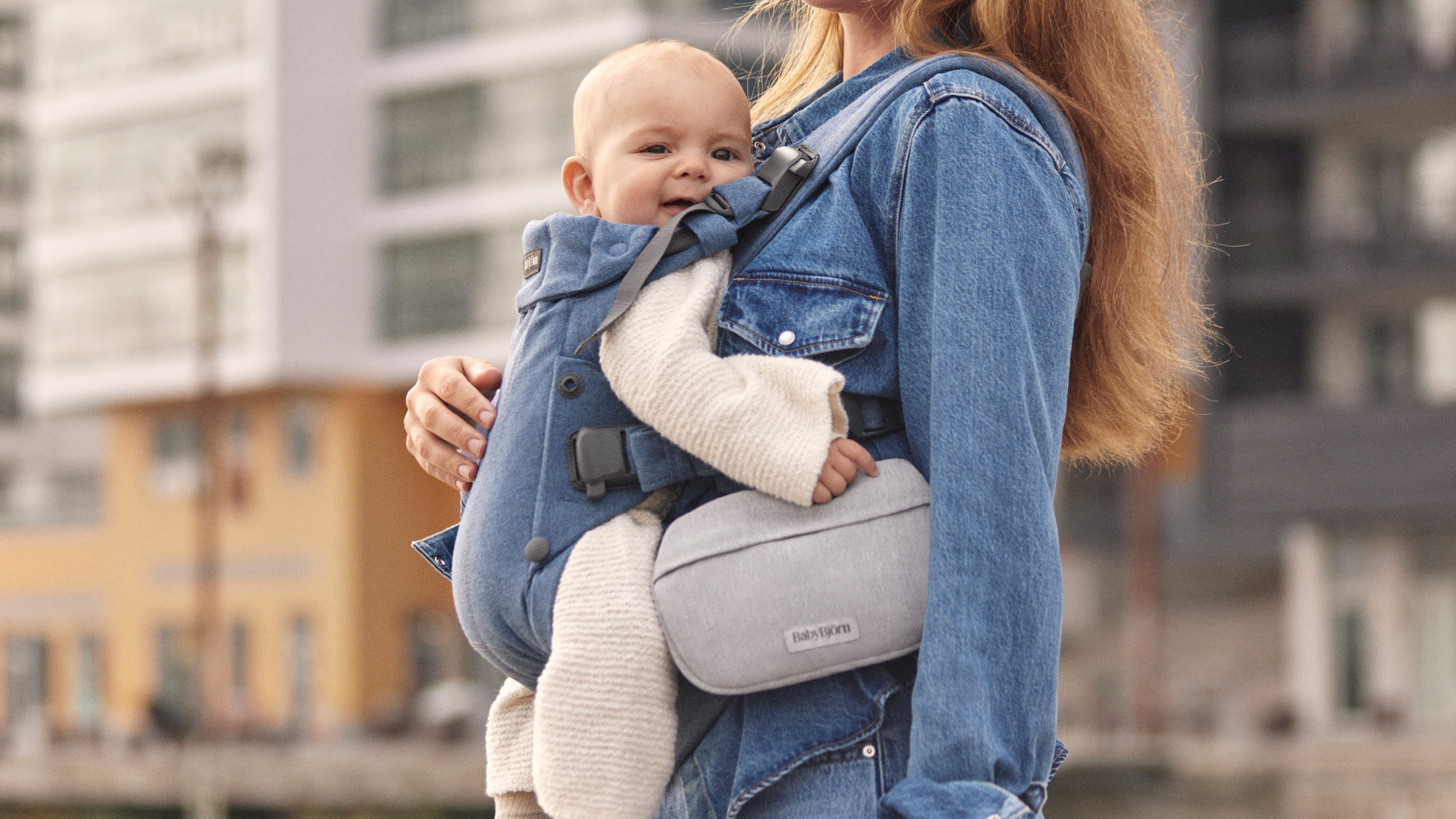 Baby Carrier Harmony - Woven mélange, Blue with beige pocket pouch - BabyBjörn