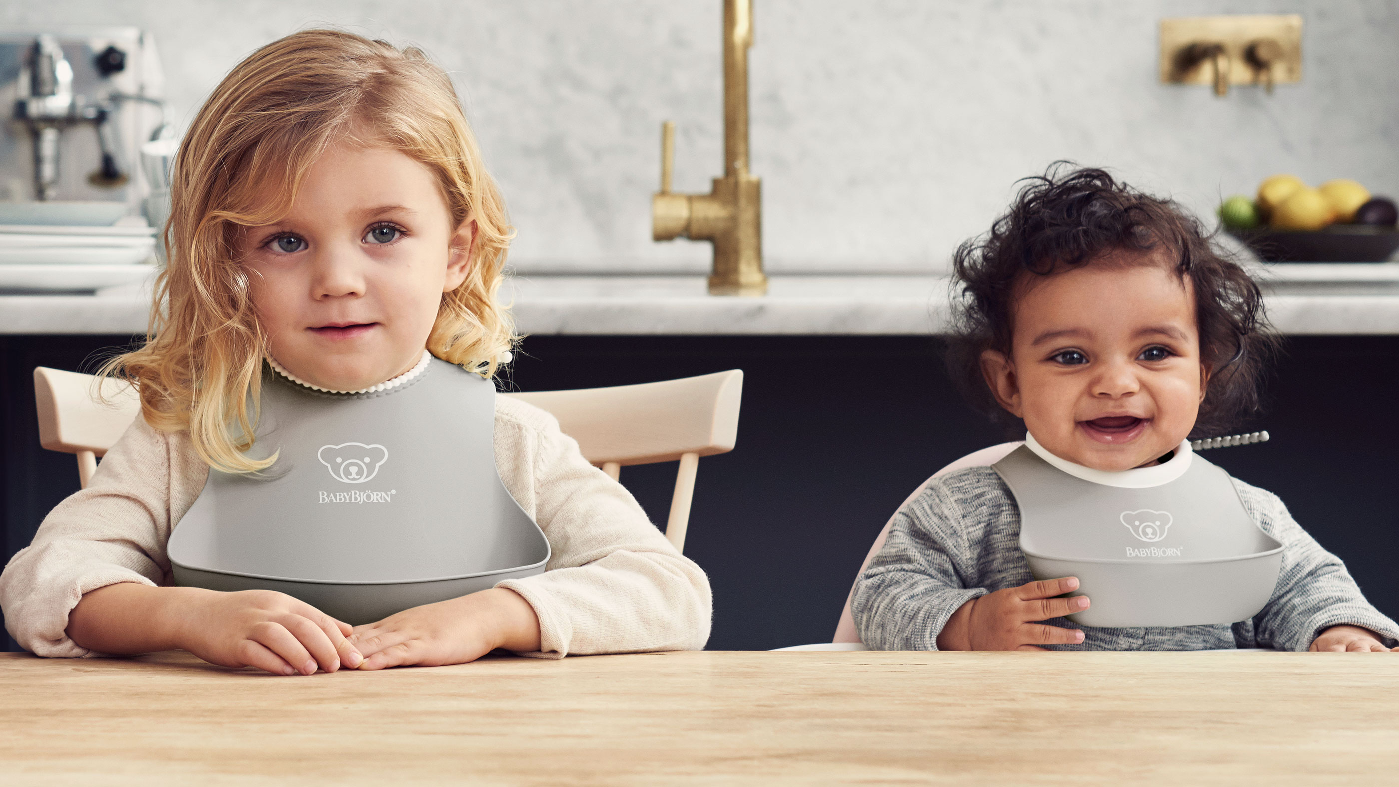 Feeding bib set in gray BPA-free plastic - BabyBjörn Mess free meals with BabyBjörns bibs with spill pocket - BabyBjörn
