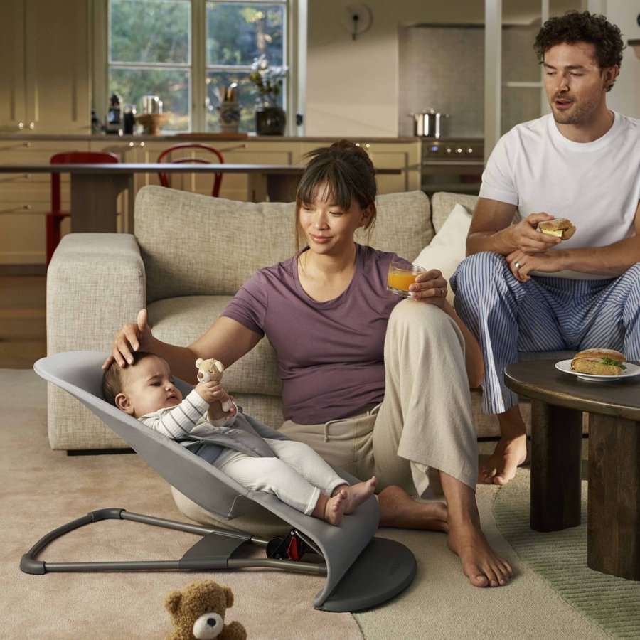 Familie cu bebelus in balansorul BabyBjorn