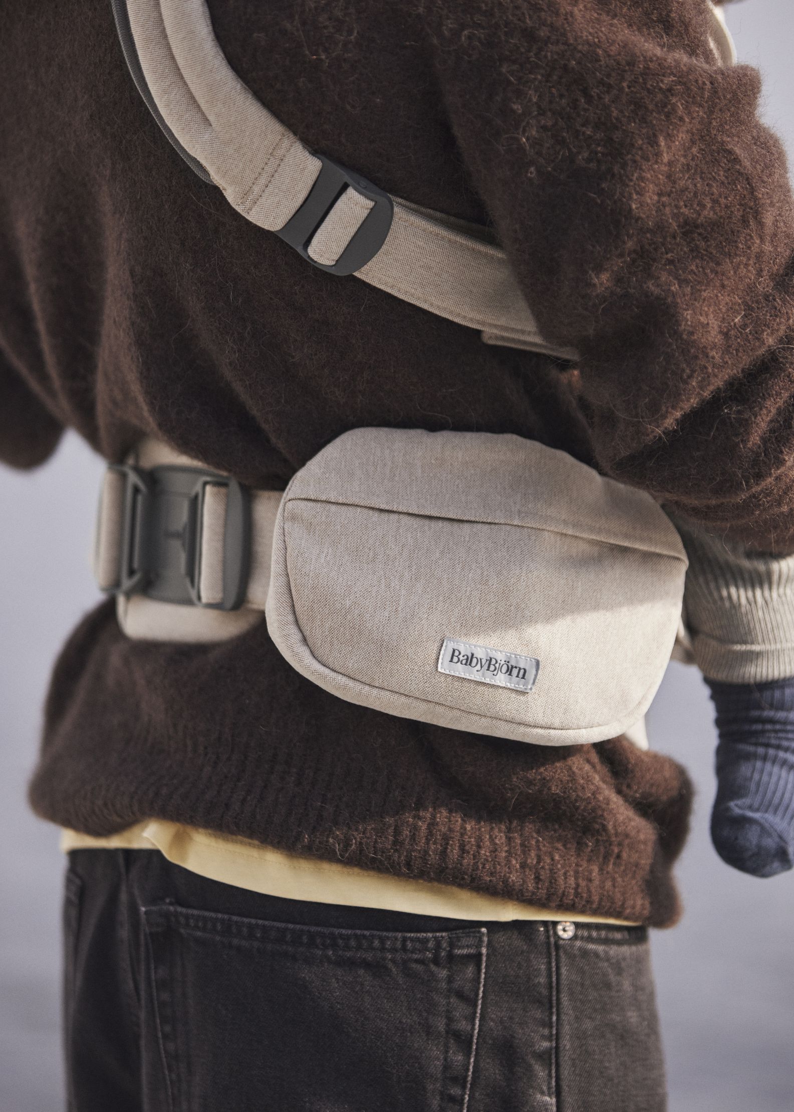 Elevate you baby wearing pocket pouch for baby carrier in light beige BabyBjörn