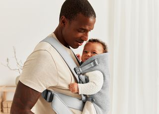 Carrying a newborn 2024 in a babybjorn