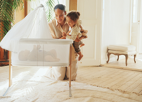 Cradle in airy white mesh with cosy canopy - BabyBjörn
