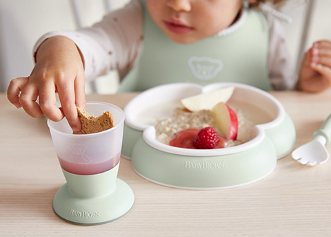 Baby cup with fork and baby plate in pastel colours - BabyBjörn