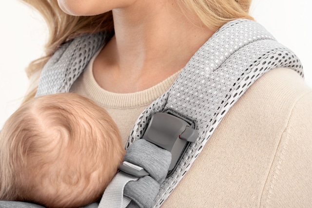 幅広なパッド入り  ショルダーベルト  センターラインにステッチで  パッドのずれ防止・通気性up