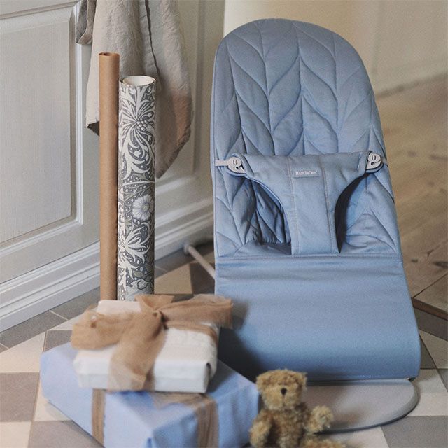 Bouncer Bliss in blue Petal Quilt - BabyBjörn