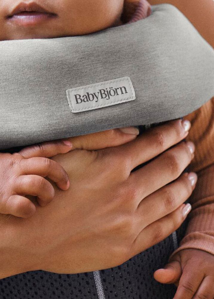Baby Carrier Bib in in light grey jersey - BabyBjörn