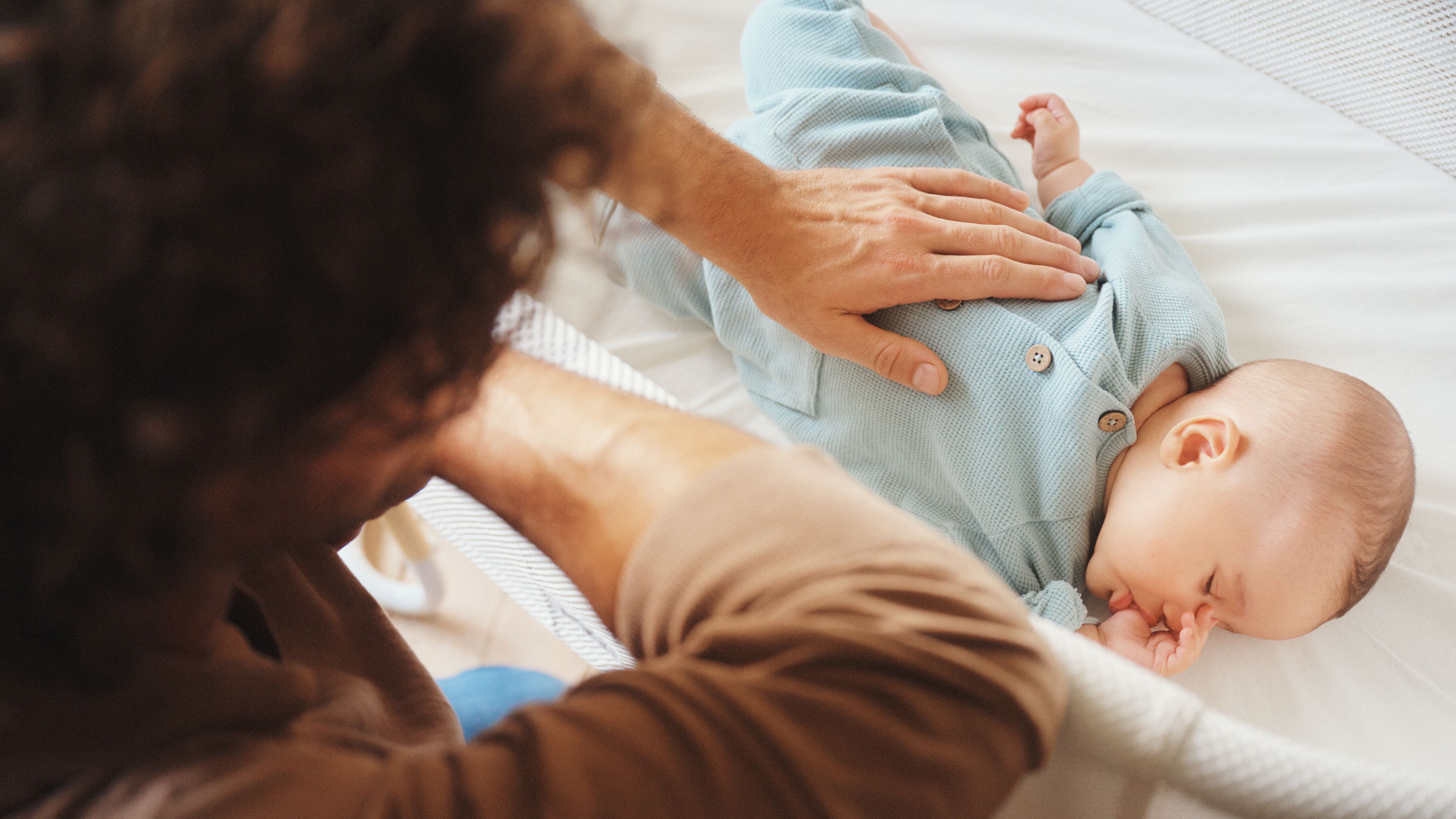 Baby Crib from BabyBjörn, dad and baby