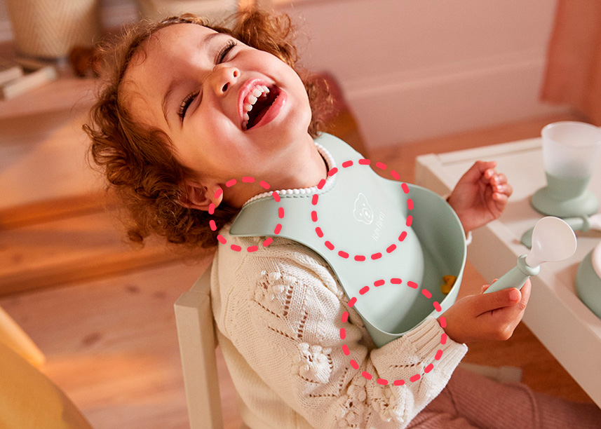 肩・胸・お腹の3点にフィットする、人間工学に基づいたデザイン。