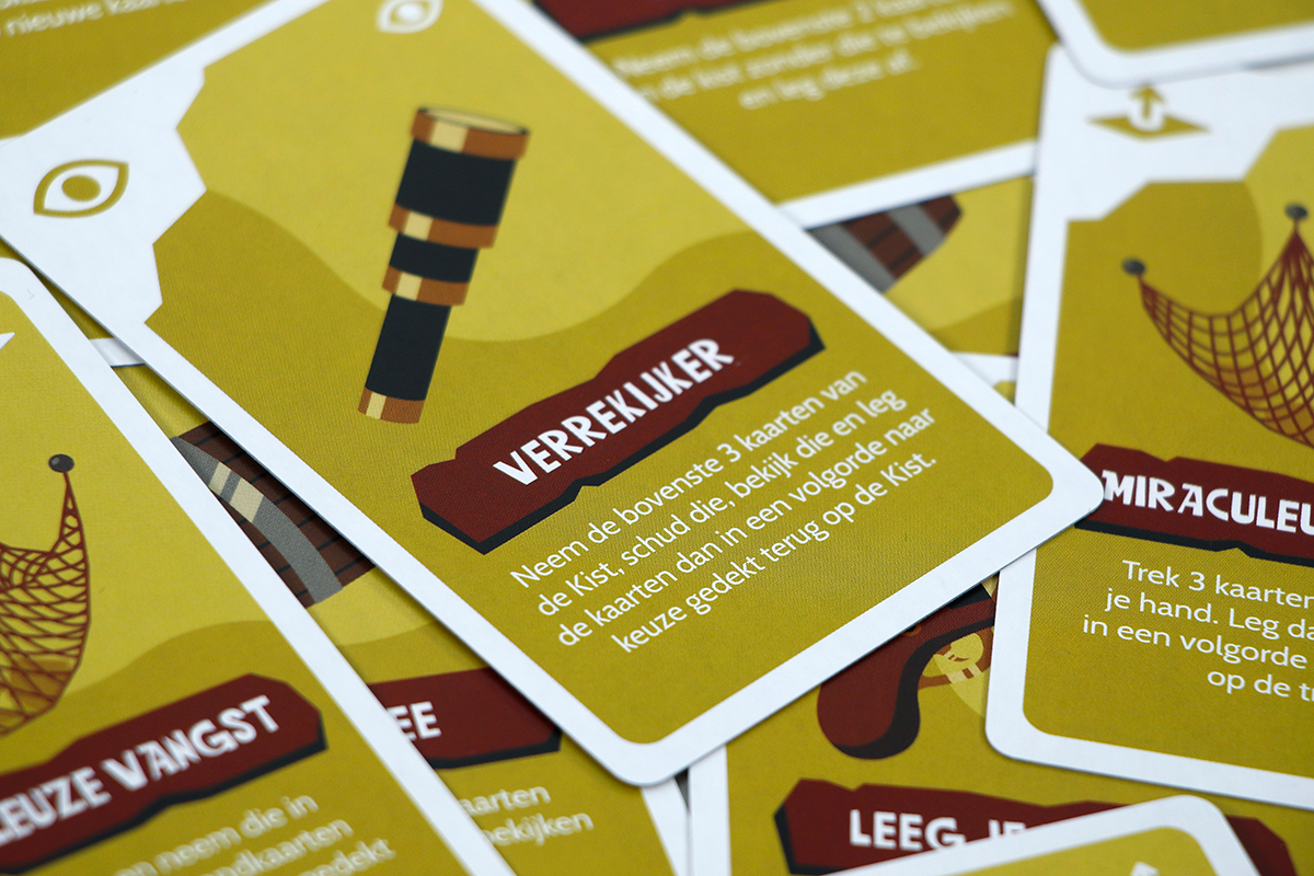 Een stapel speelkaarten met een telescoopillustratie en tekst, waarbij het woord 'VERREKIJKER' duidelijk zichtbaar is.