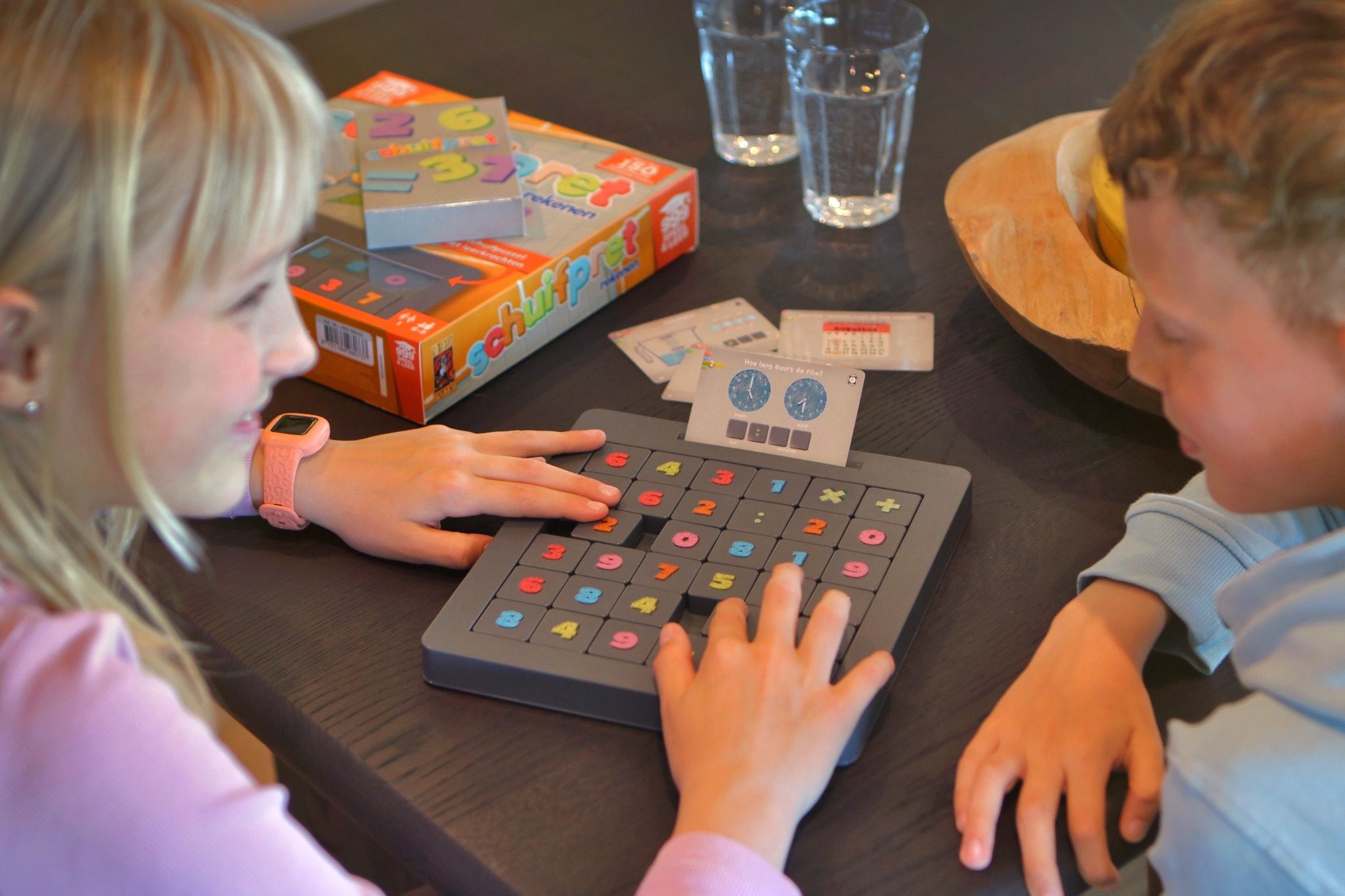 Twee kinderen spelen Schuifpret Rekenen.