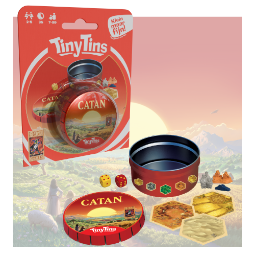 Tiny Tins Catan-spelset met een blik, kaarten, dobbelstenen en speelstukken, tentoongesteld tegen een sfeervolle landschapsachtergrond bij zonsondergang.