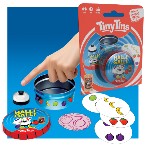 Een hand die een bel rinkelt naast een Halli Galli Tiny Tins-spel, met een metalen blikje, speelkaarten met fruit en de verpakking, tegen een blauwe achtergrond.