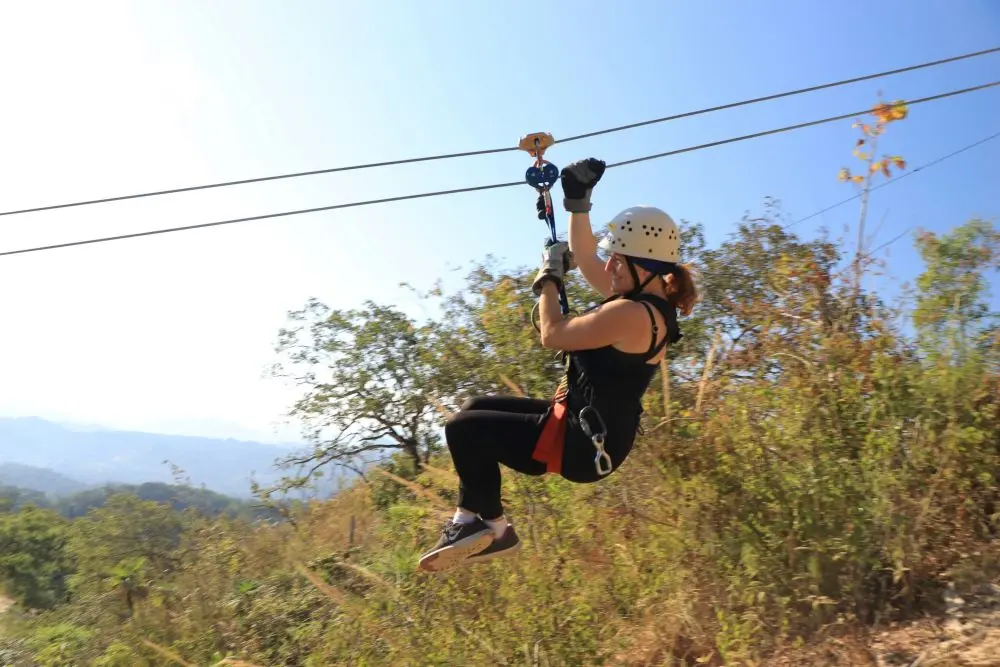 Person hängt an einer Zip-Line