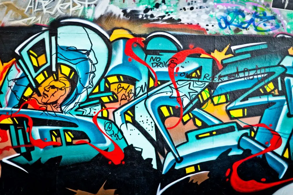Buntes Graffiti auf einer Wand.