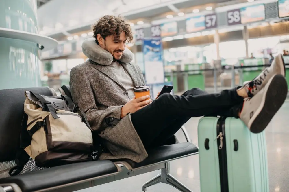 Mann Mit Gepack Am Flughafen