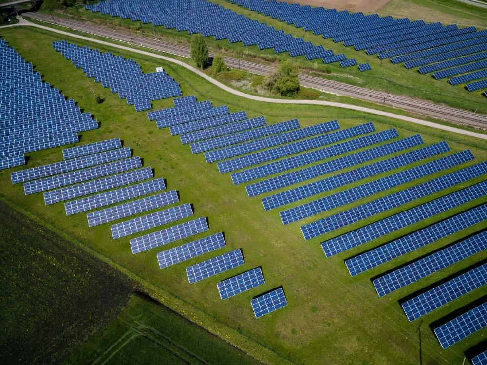 Klimaneutrales Unternehmen Grossflaechige Solaranglage Auf Wiese