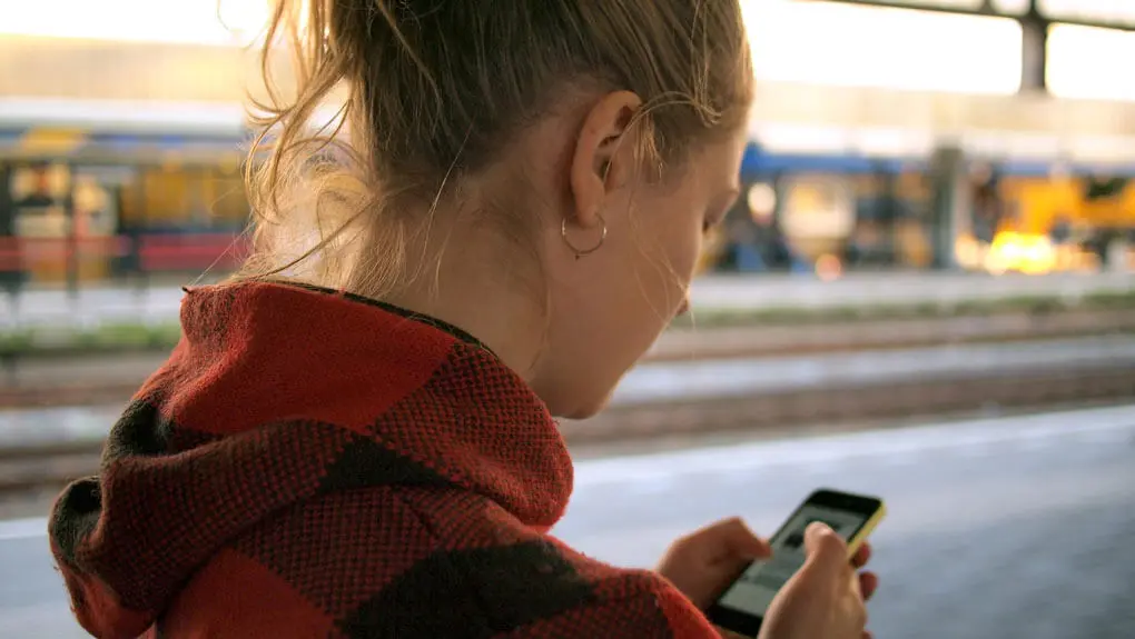 Blonde Women With Phone 1020x575 1