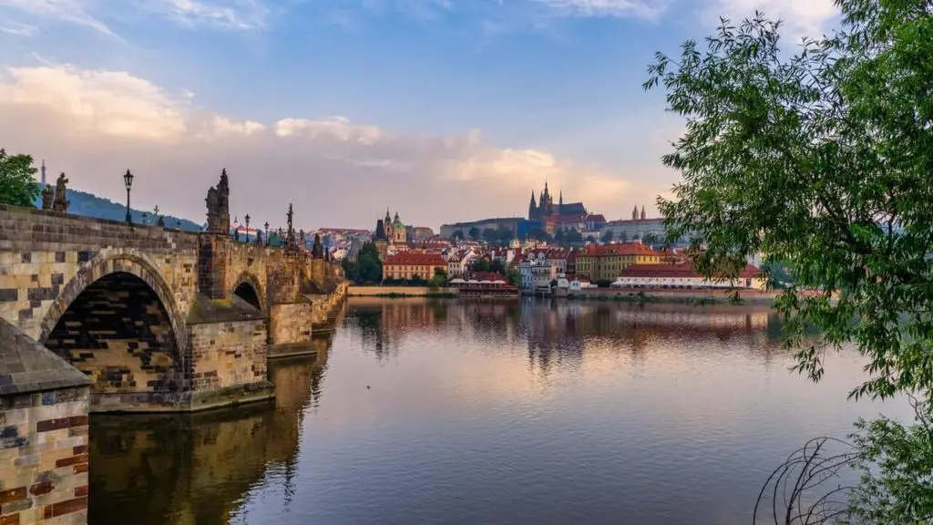 Blick über den Fluss Moldau auf die Stadt Prag.