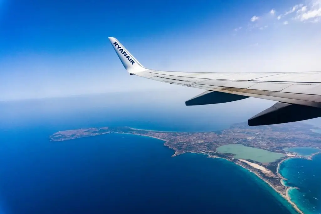 Blick auf die Insel Ibiza vom Flugzeug aus.
