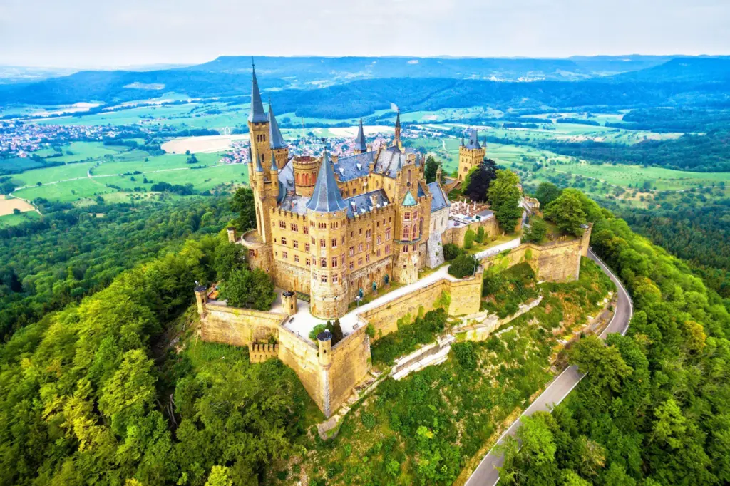 Ein Schloss auf einem Hügel.