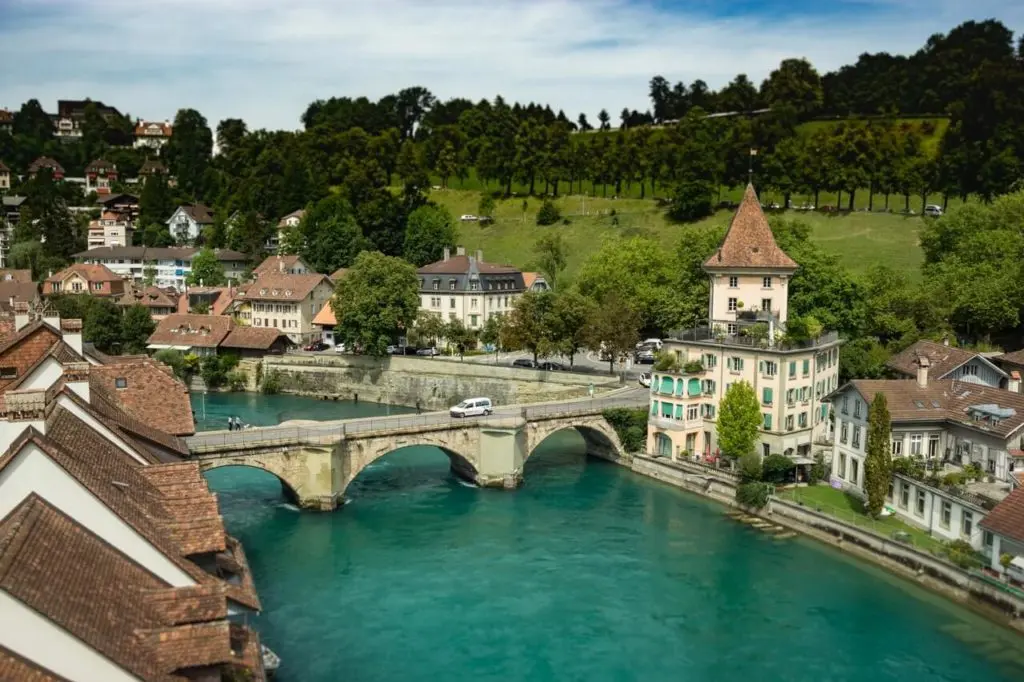 Ein blauer Fluss fließt durch die Stadt Bad Ragaz