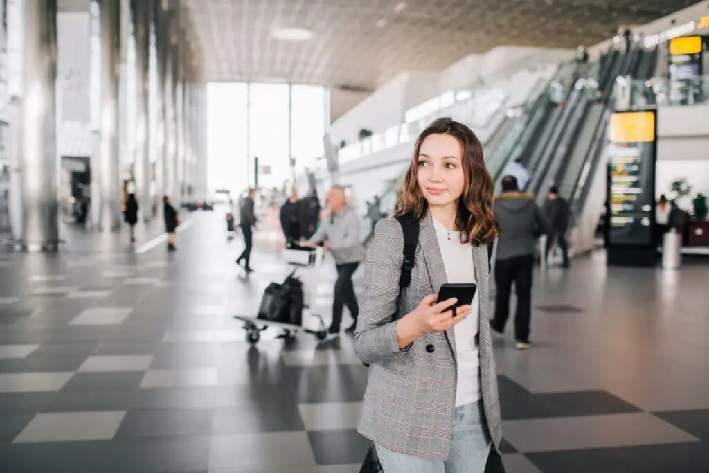 Anschlussflug Verpasst Frau Schaut Sich Am Flughafen Mit Handy Um 1024x683