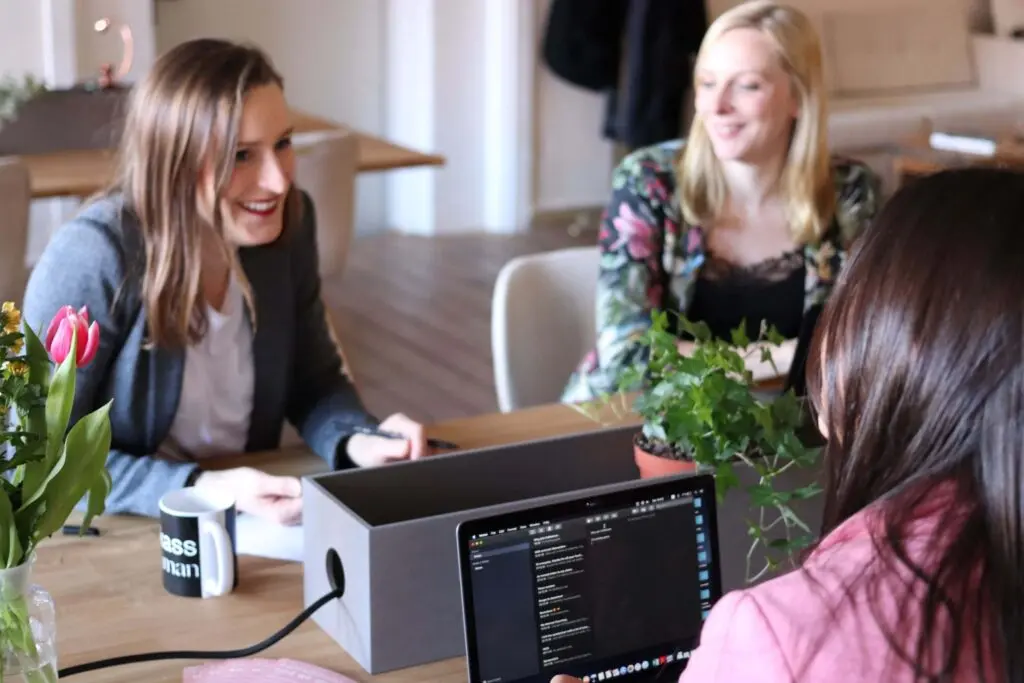 Teamarbeit Im Airbnb 1024x683