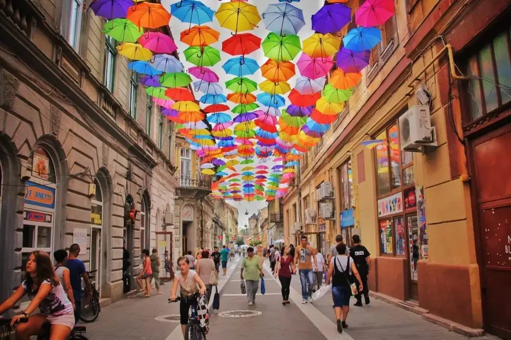 Strasse Mit Bunten Regenschirmen Zwischen Haeusern