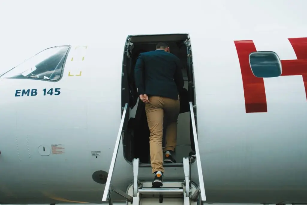 Mann Steigt In Ein Flugzeug 1024x684