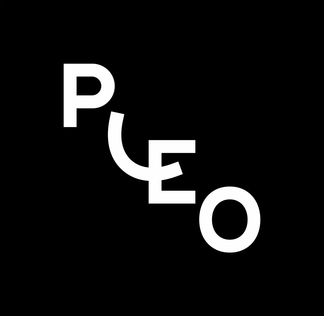Pleo Logo Angled White Pantone 1