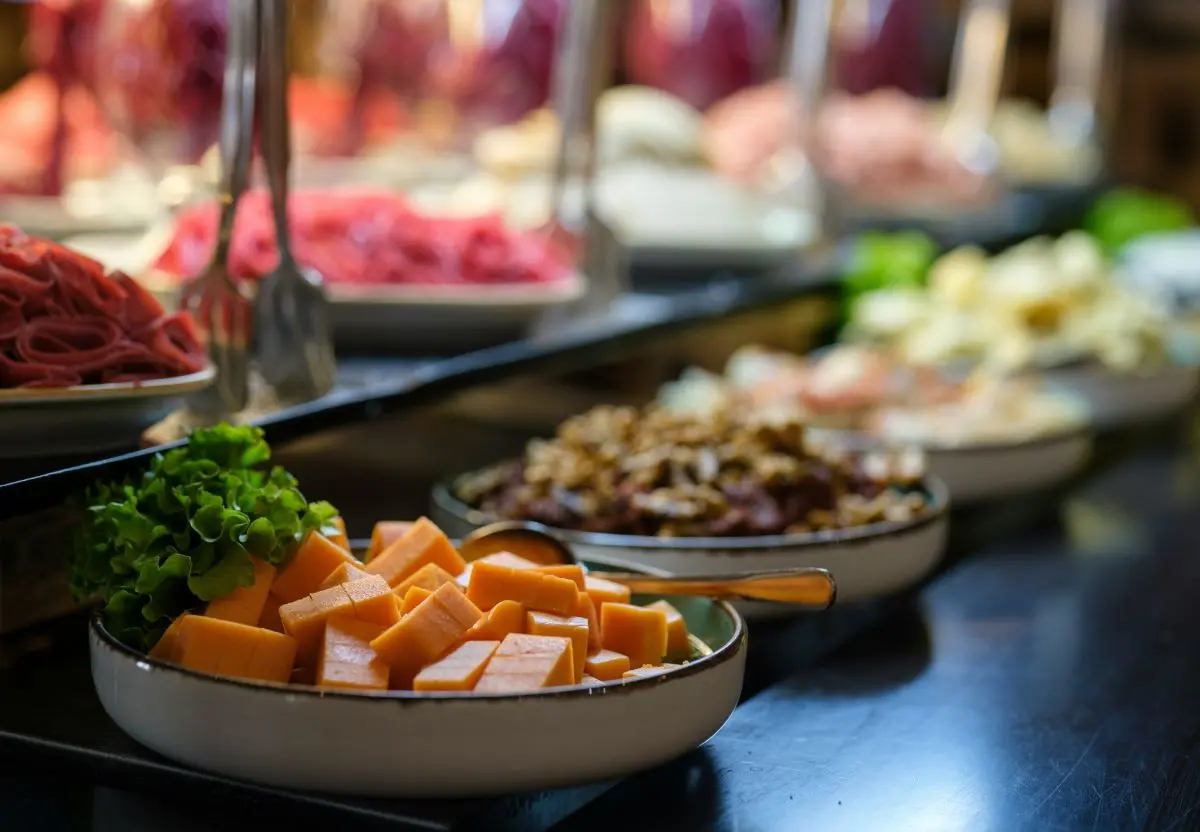 Verschiedene Salate an einem Hotel Buffet.