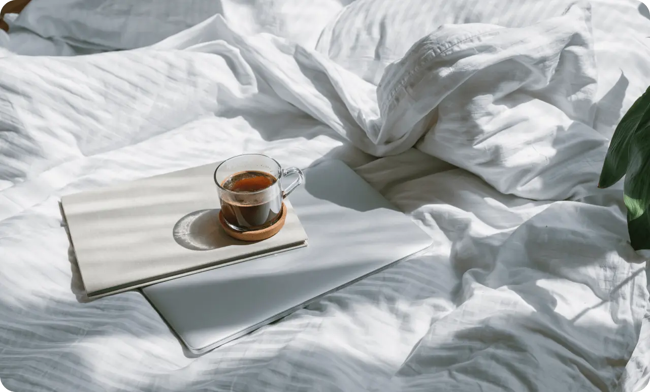 Laptop Unterlagen Und Tasse Tee Auf Einem Bett 1